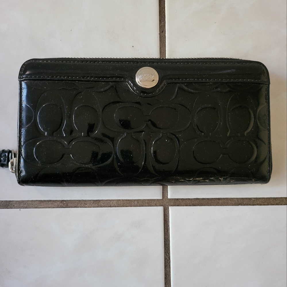 Coach Black Embossed  zipper Wallet EUC